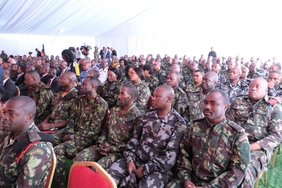 Comandante-Chefe encerra cursos no ISEDEF